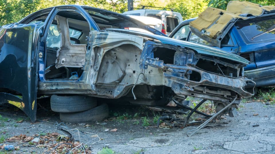 4 גורמים שצריך לקחת בחשבון לפני שליחת רכב לפירוק
